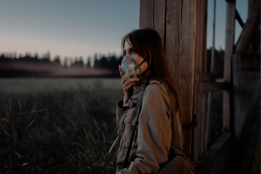 mujer con mascarilla