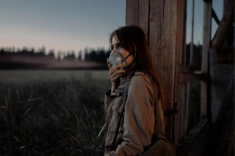 mujer con mascarilla