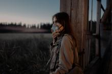 mujer con mascarilla