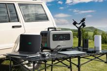 batería zendure en mesa al lado de jeep en el campo